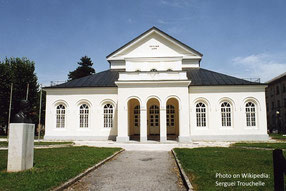 Zetski Dom, Centinje   (© Serguei Trouchelle)
